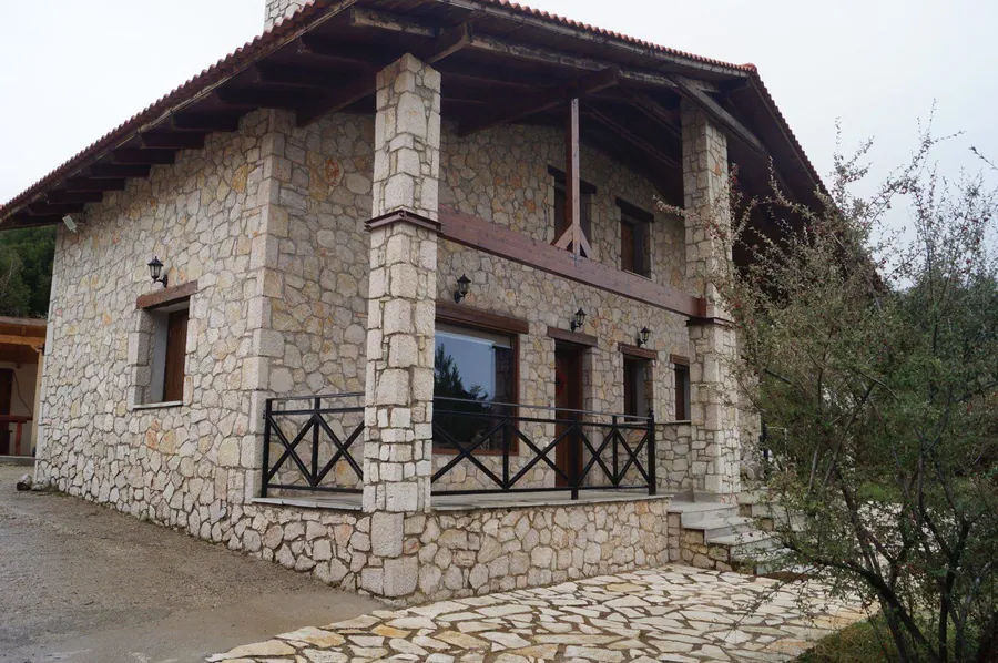 Η πέτρινη πρόσοψη του σαλέ Δαφνίς